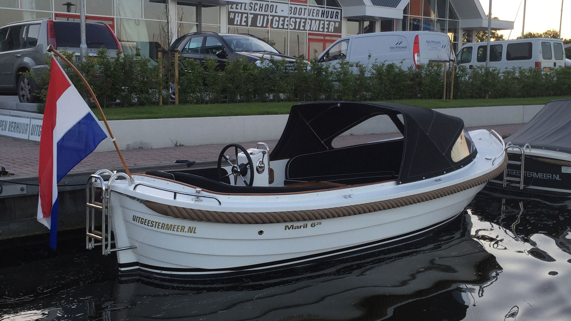 Eine Miet Schaluppe mit Familie auf dem Wasser in Nordholland