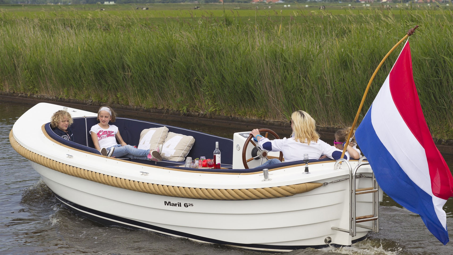 Eine Mietschaluppe auf dem Wasser in der Nähe der Zaanse Schans